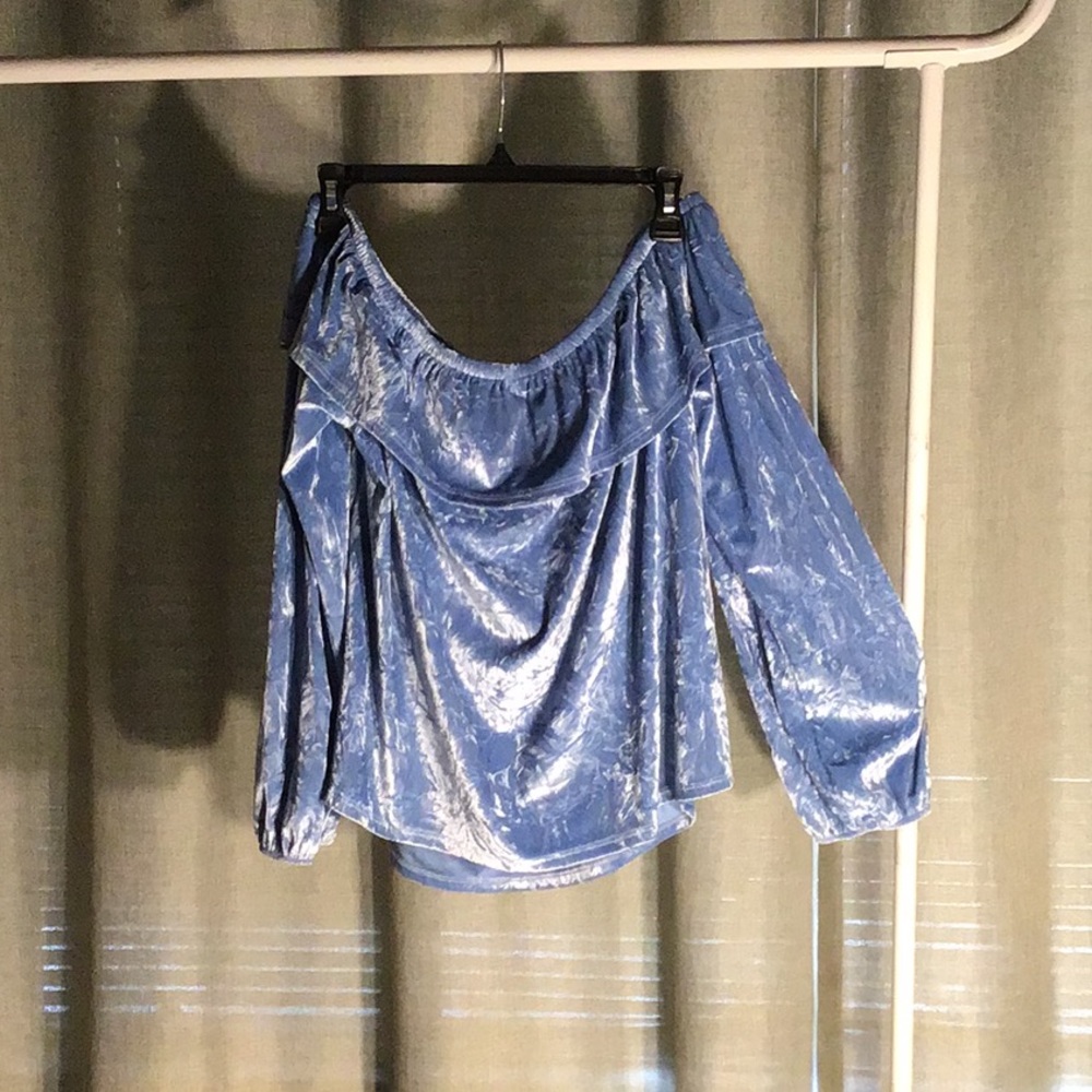 Women’s off the shoulder blouse NWOT